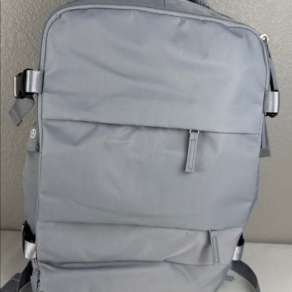 NWOT Sleek Silver Men's Women’s Backpack w charging port - Picture 8 of 10